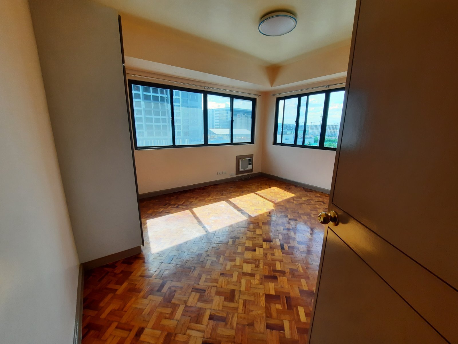 For Rent Chateau De Baie 3BR Condominium with Maid's Room, Parañaque